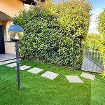 アパート Starlight House - Garden Garage Shared Pool レンノ