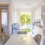 Starlight House - Garden Garage Shared Pool *