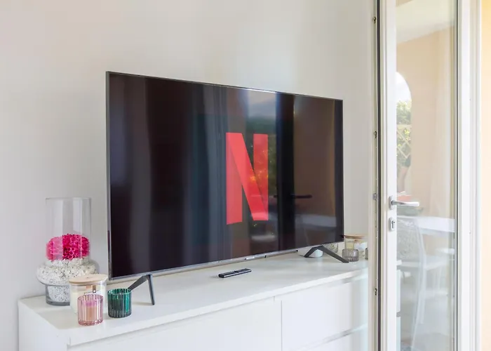 Starlight House - Garden Garage Shared Pool *