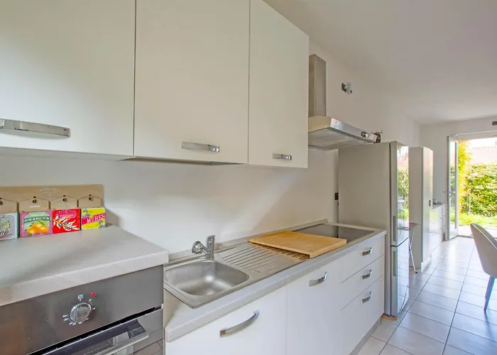 Starlight House - Garden Garage Shared Pool *