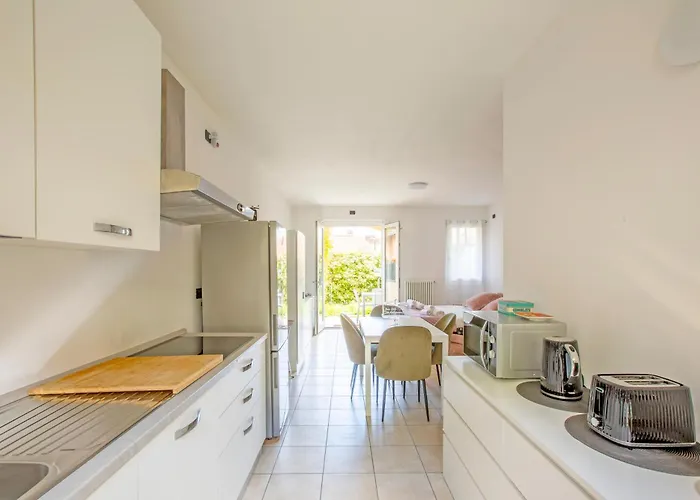 Starlight House - Garden Garage Shared Pool